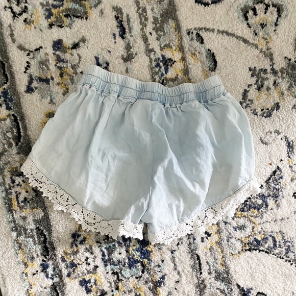 Girls M Baby Blue Shorts With White Lace - Picture 2 of 2